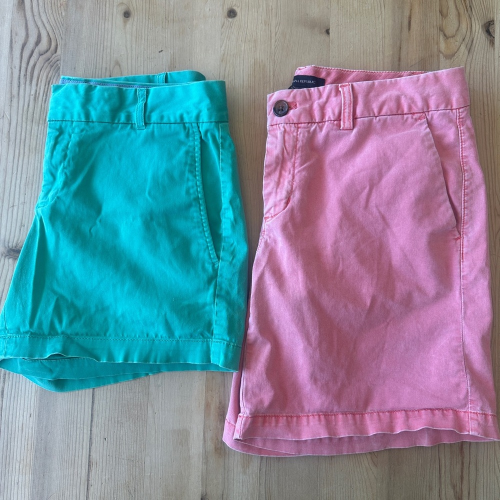 Banana Republic Women's Shorts - Green and Coral size 2